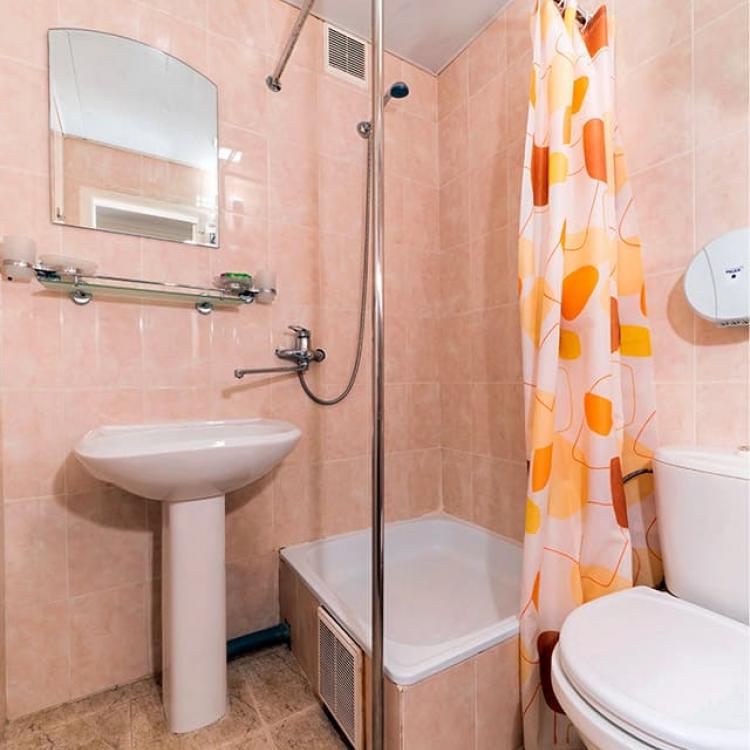 Совмещенный санузел с ванной в 1 местном 1 комнатном 1 категории санатория Нива в Ессентуках