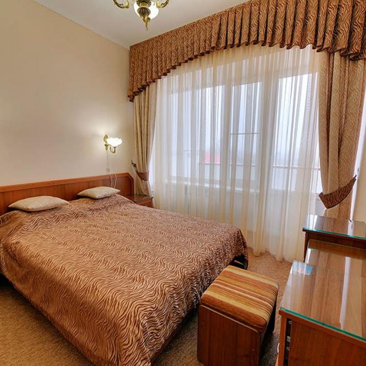 Спальня 2 местного 2 комнатного Семейного № 525 санатория Нива в Ессентуках