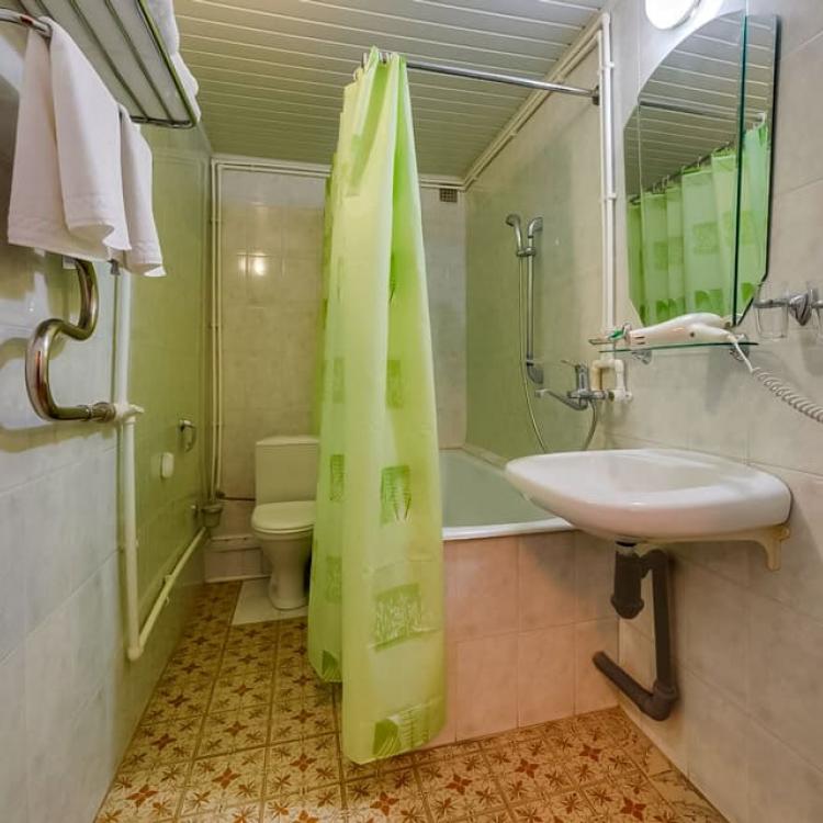 Совмещенный санузел с ванной в 2 местном 2 комнатном Семейном № 525 санатория Нива в Ессентуках
