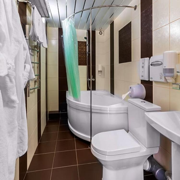 Совмещенный санузел с ванной в 2 местном 2 комнатном Семейном № 225 санатория Нива. Ессентуки
